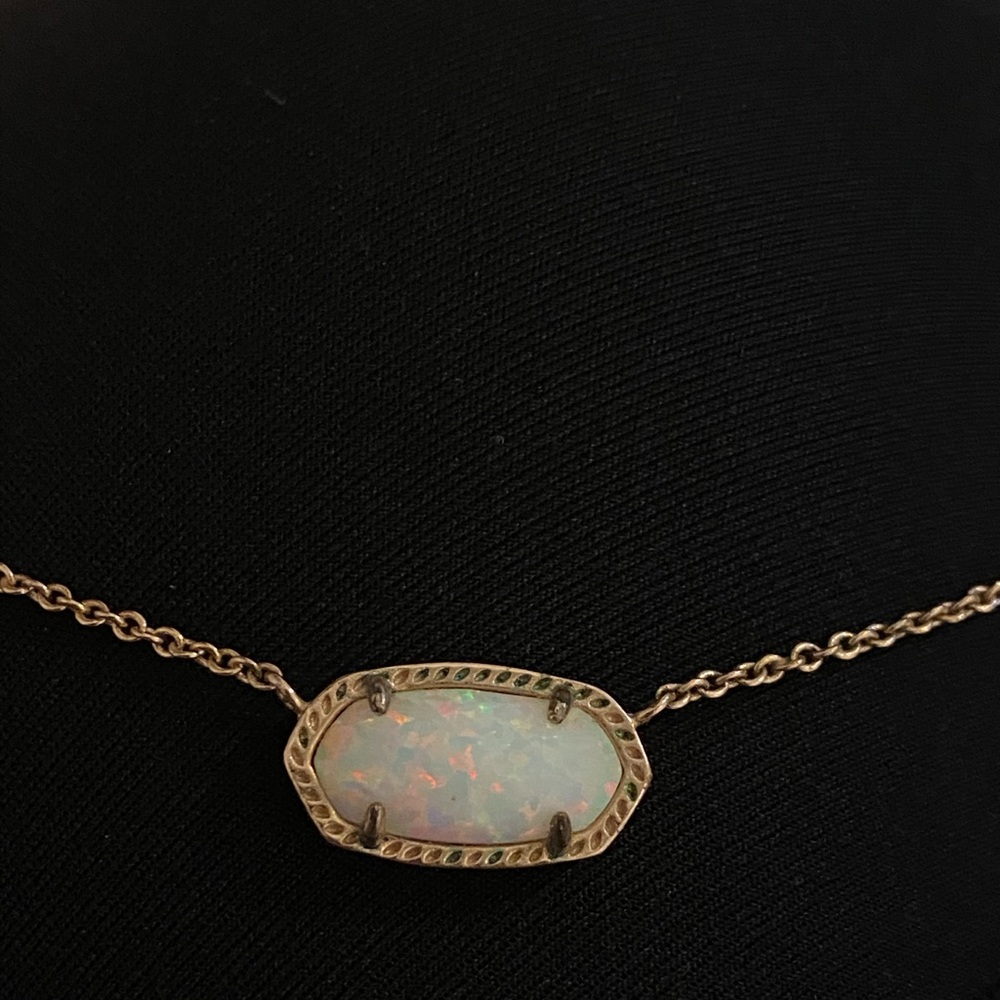 Kendra Scott necklace